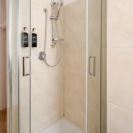 Charming New Flat Near Metro - Sleeps * Roma